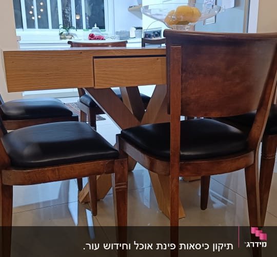 תיקון כיסאות פינת אוכל וחידוש עור.